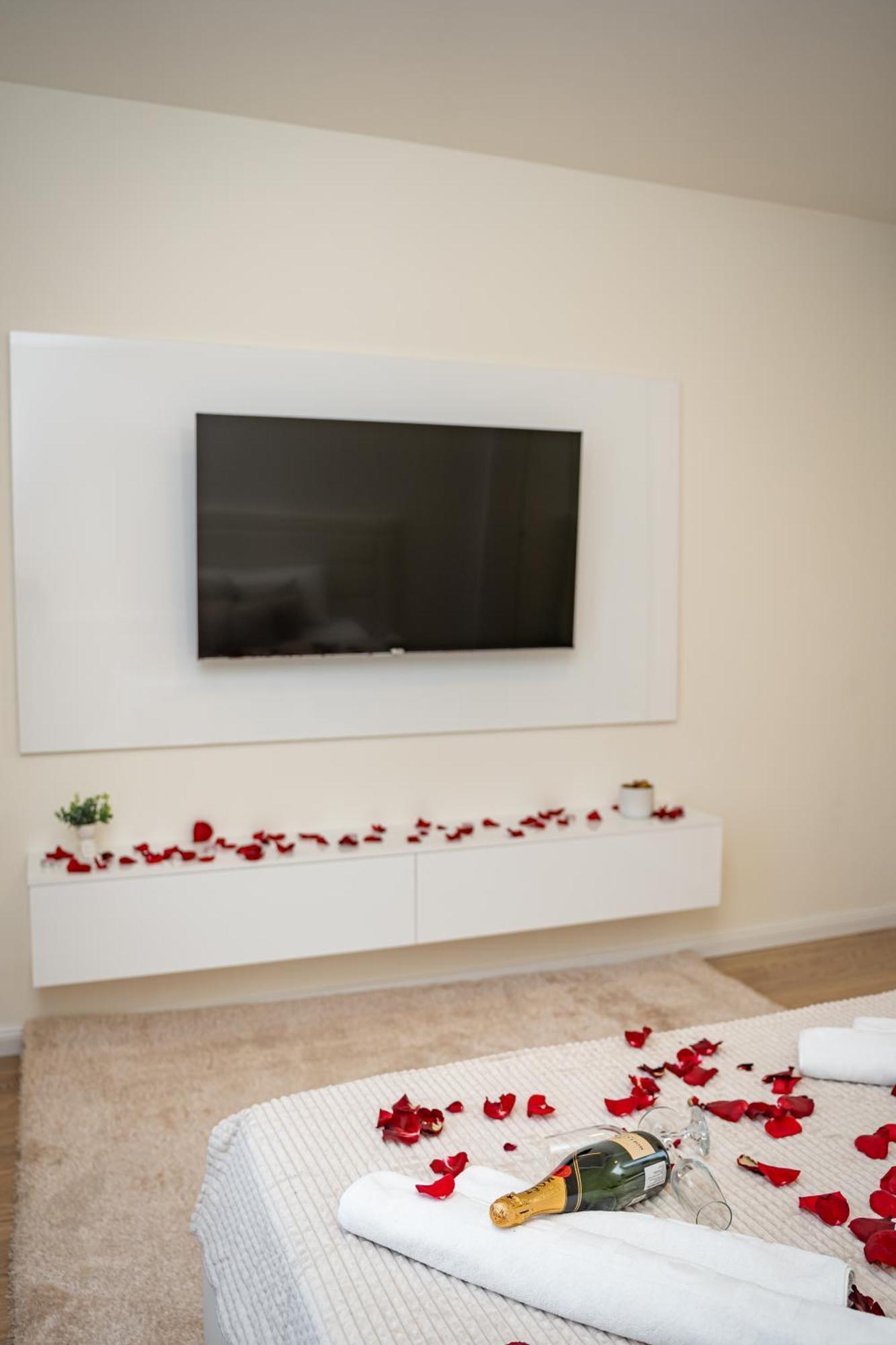 Sinfonia Lux 1205-1 Apartment Sajmiste Luaran gambar